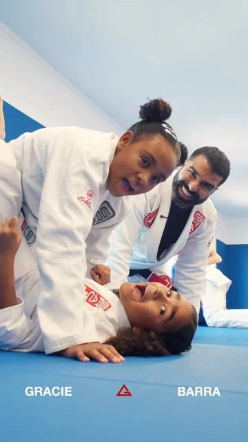 Adultos a praticar uma técnica de Jiu-Jitsu em conjunto na Gracie Barra Batalha
