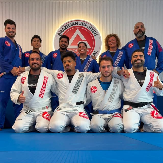 Grupo de praticantes de Jiu-Jitsu reunido no tatame da Gracie Barra Batalha